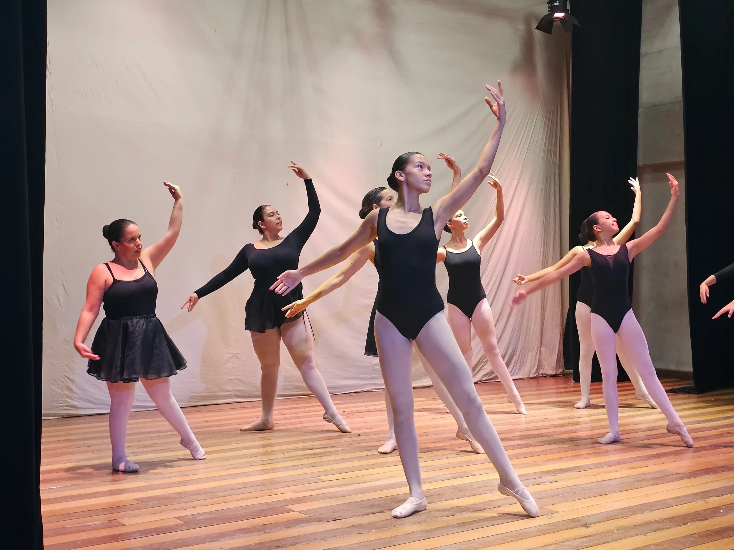 Estudiantes de agrupación de danza